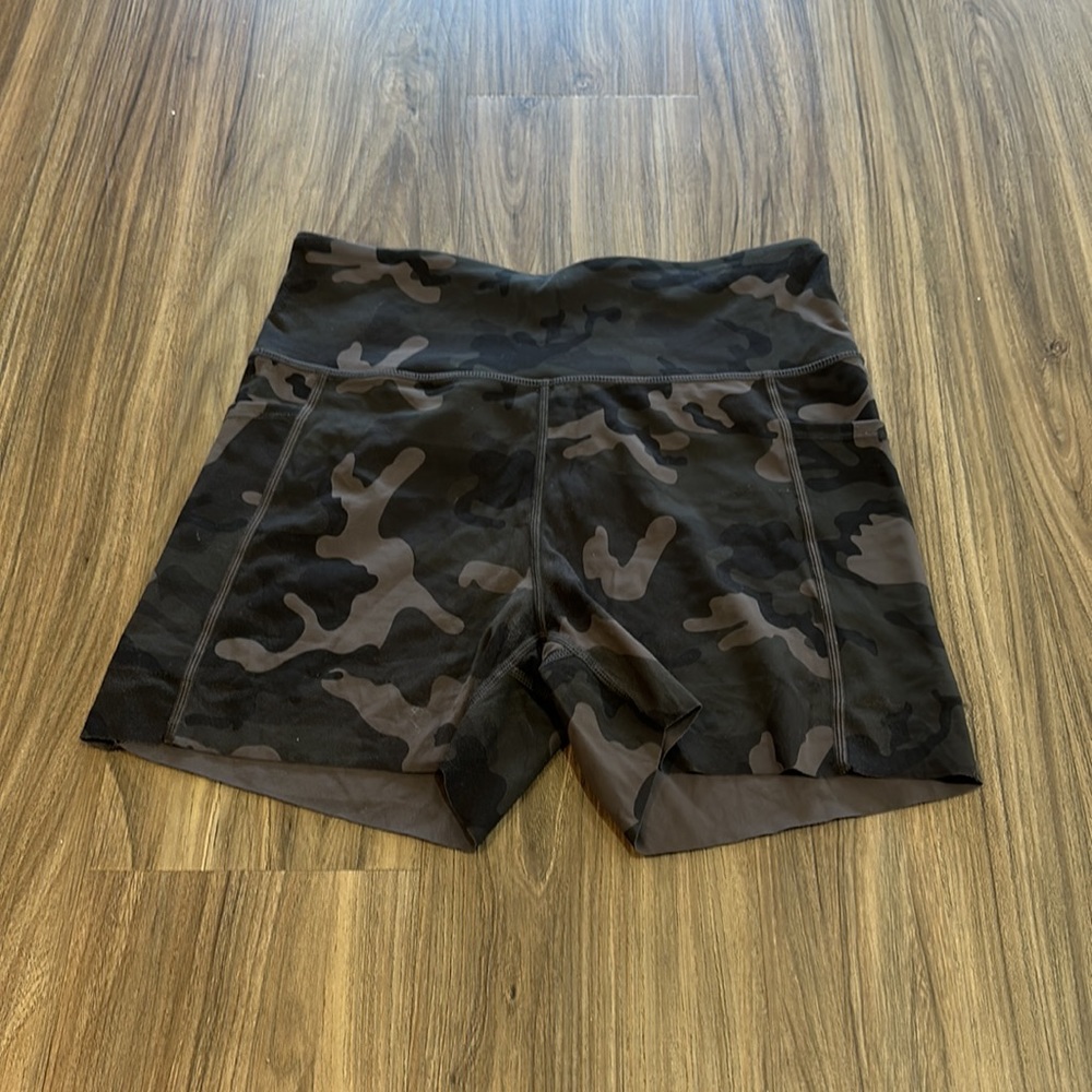 Zyia  Active spandex shorts camo small - Picture 2 of 3